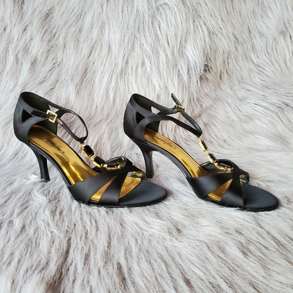 Sandals / Heels - Picture 2 of 8